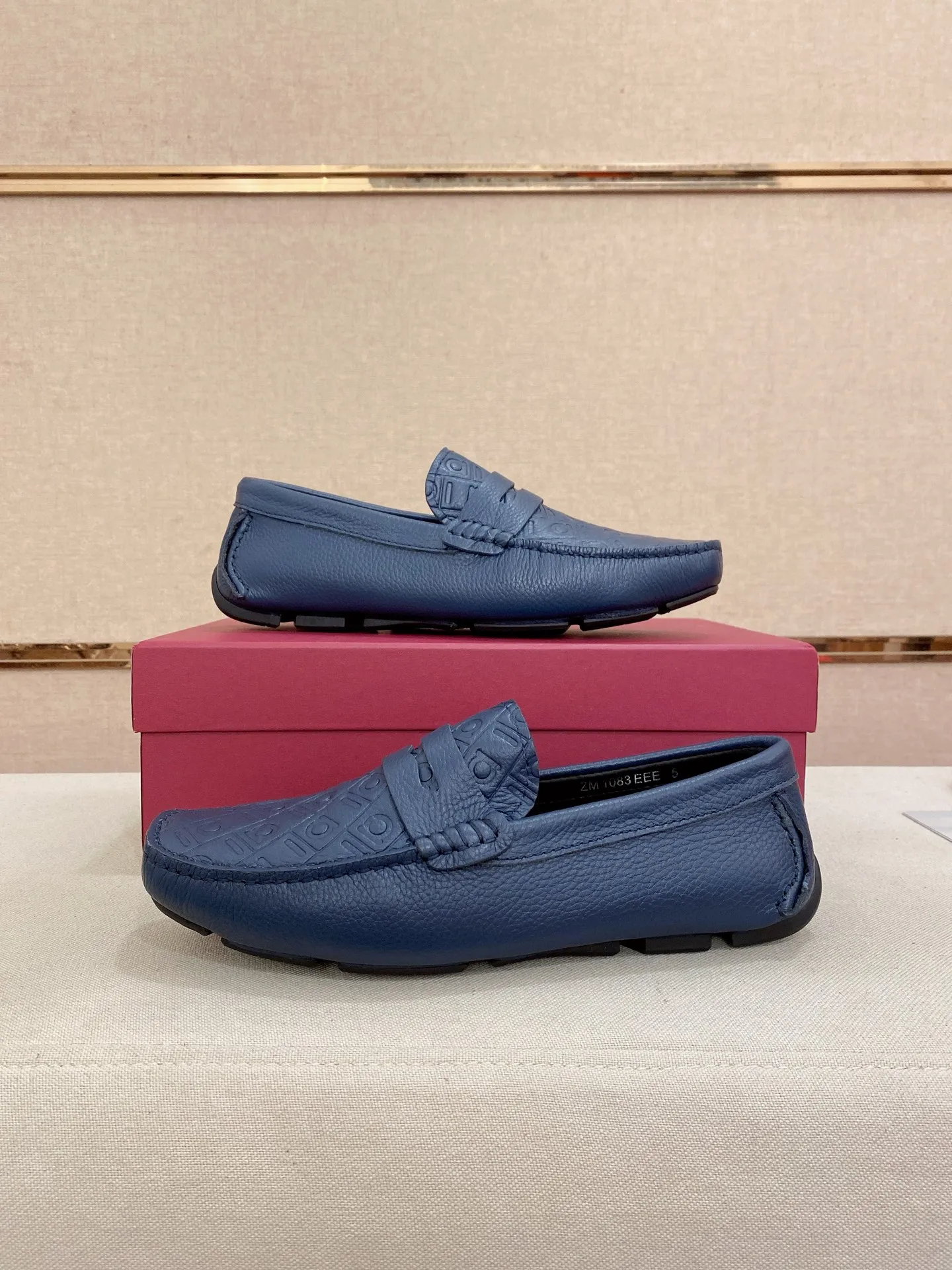 Men's shoes💰: 560💰High-end quality! Ferragamo🆕🆕Exclusive hot-selling products in stock🔥🔥New products on the shelves, high-quality Ferragamo men's pea shoes, high-end casual driving shoes, with complete packaging! 💪 💪 Material: imported first-layer pebbled cowhide 🐂 + imported high-quality water-dyed cowhide lining + wear-resistant outsole 👍🏻👍🏻 Features: high-end and comfortable, purely handmade 🚀 🚀 Create the perfect shoe that suits you best 🔥 🔥 Size: (38-44) 45 standard size can be customized!
